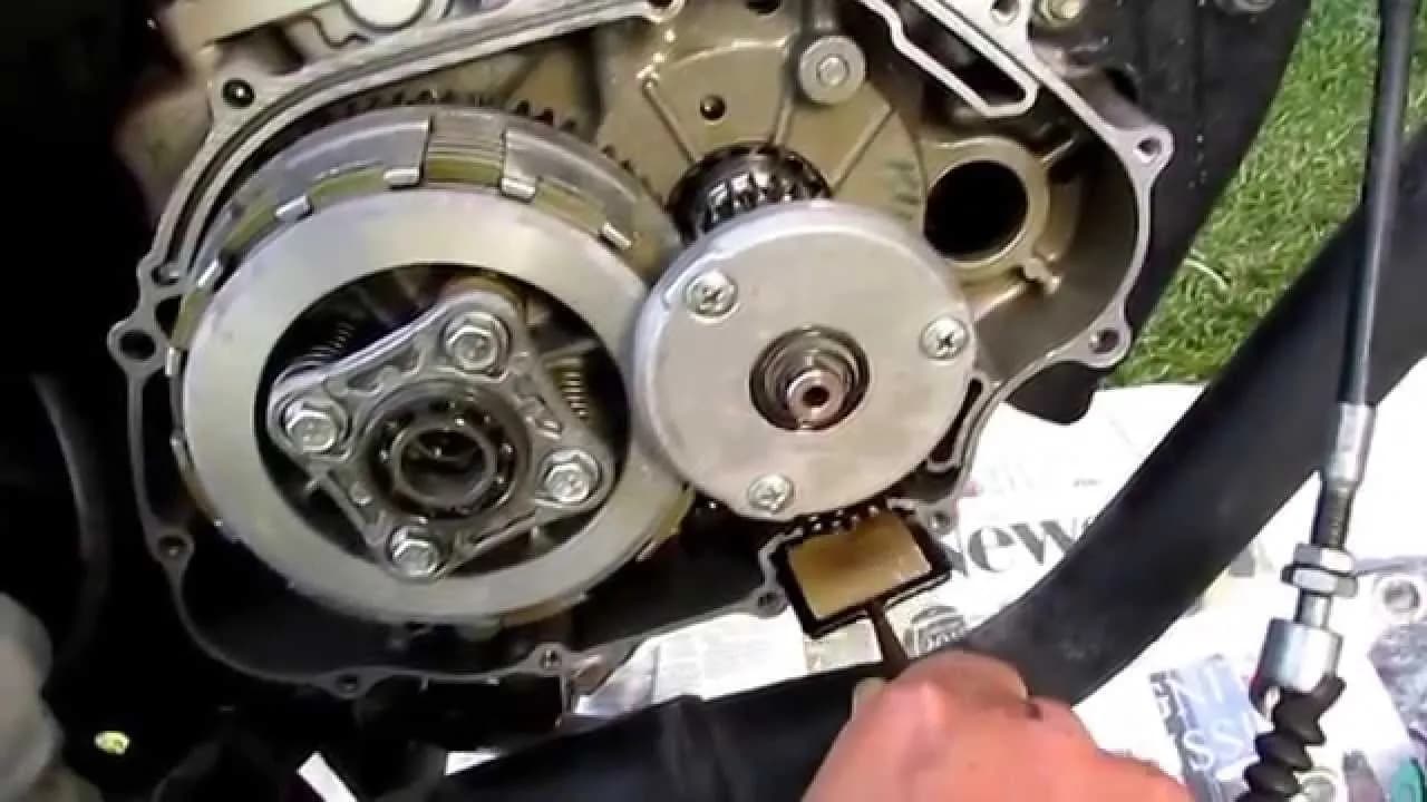 Ile oleju wchodzi do Honda CBR 125? Kluczowe informacje i porady Ile oleju wchodzi do Honda CBR 125? Kluczowe informacje i porady