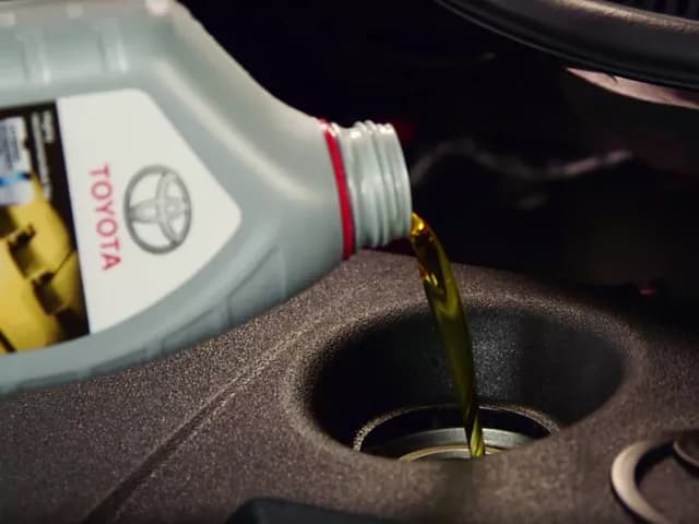 Wymiana oleju w Toyocie Corolli – co ile kilometrów zmieniać olej? Wymiana oleju w Toyocie Corolli – co ile kilometrów zmieniać olej?