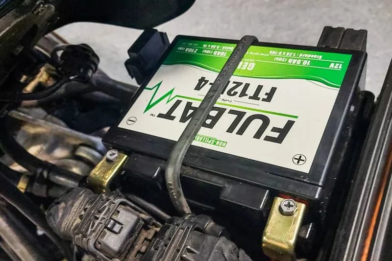 Jak wyjąć akumulator Honda Shadow 125 – krok po kroku bez problemów Jak wyjąć akumulator Honda Shadow 125 – krok po kroku bez problemów