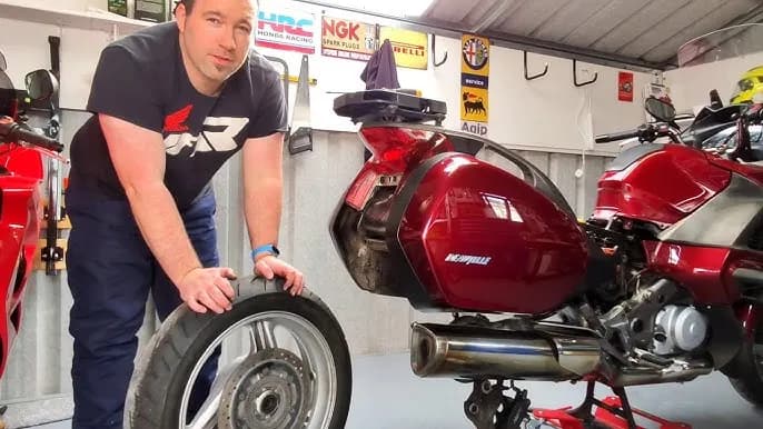 Ile oleju do silnika Honda Deauville 700? Oto kluczowe informacje Ile oleju do silnika Honda Deauville 700? Oto kluczowe informacje