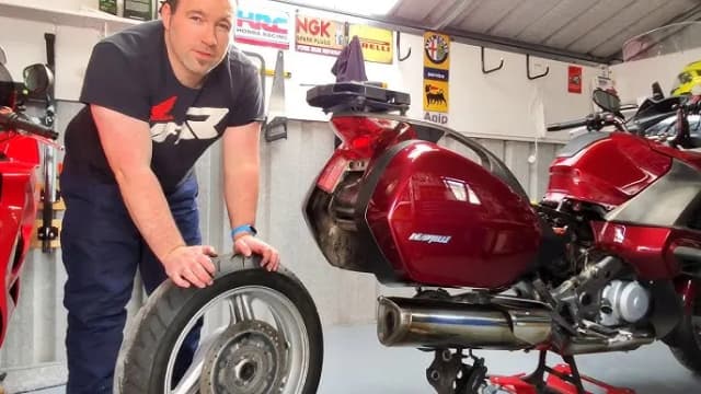 Ile oleju do silnika Honda Deauville 700? Oto kluczowe informacje Ile oleju do silnika Honda Deauville 700? Oto kluczowe informacje