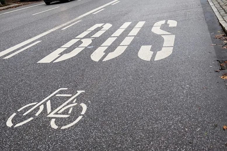 Czy samochody elektryczne mogą jeździć buspasem? Sprawdź przepisy! Czy samochody elektryczne mogą jeździć buspasem? Sprawdź przepisy!
