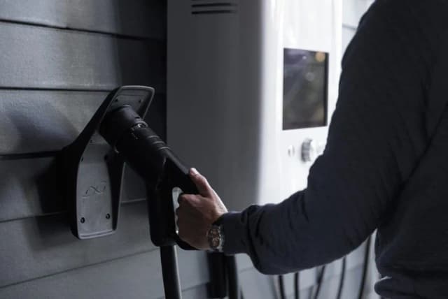 Jak ładować samochód elektryczny w domu - uniknij wysokich kosztów Jak ładować samochód elektryczny w domu - uniknij wysokich kosztów