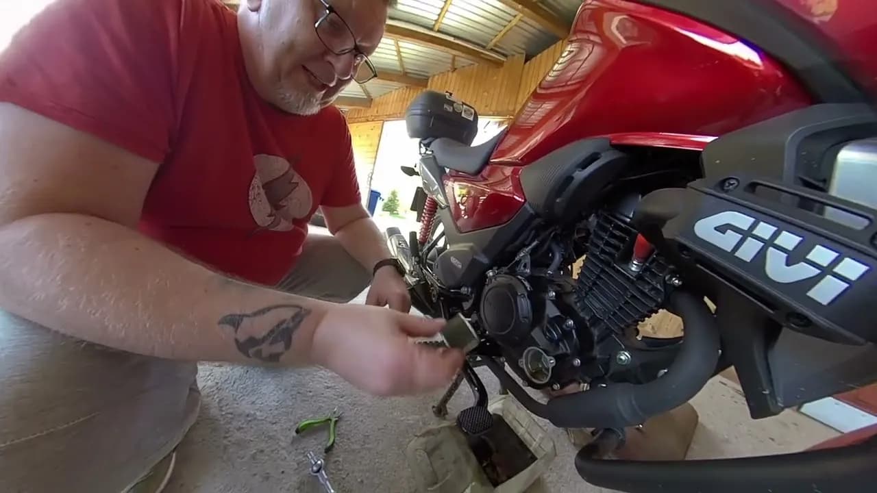 Ile oleju wchodzi do Honda CBF 125? Kluczowe informacje i porady Ile oleju wchodzi do Honda CBF 125? Kluczowe informacje i porady