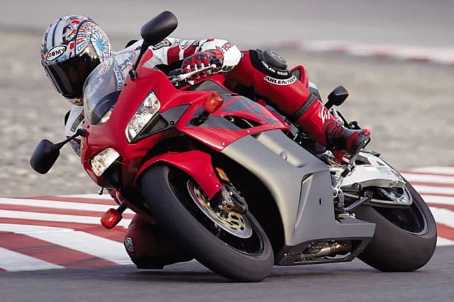 Honda CBR 1000RR ile koni - moc, osiągi i porównania z innymi modelami Honda CBR 1000RR ile koni - moc, osiągi i porównania z innymi modelami