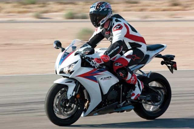 Honda CBR 1000RR ile do setki - zaskakujące osiągi i przyspieszenie Honda CBR 1000RR ile do setki - zaskakujące osiągi i przyspieszenie