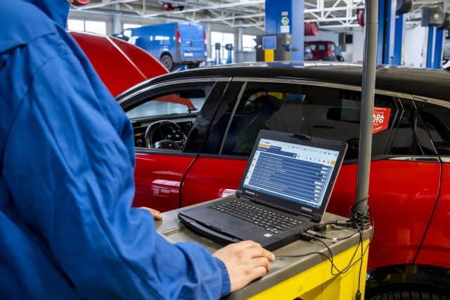 Ile wytrzymuje bateria w samochodzie elektrycznym? Poznaj prawdę o jej trwałości Ile wytrzymuje bateria w samochodzie elektrycznym? Poznaj prawdę o jej trwałości