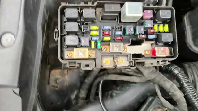 Gdzie są bezpieczniki w hondzie CR-V i jak je łatwo znaleźć Gdzie są bezpieczniki w hondzie CR-V i jak je łatwo znaleźć