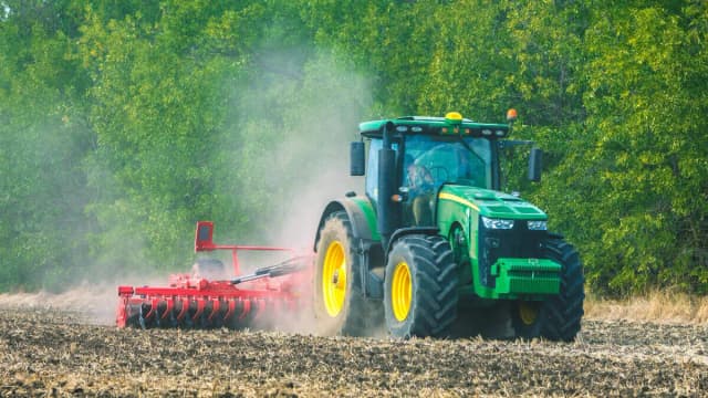 Ile kosztuje prawo jazdy na traktor? Sprawdź ukryte opłaty i koszty Ile kosztuje prawo jazdy na traktor? Sprawdź ukryte opłaty i koszty