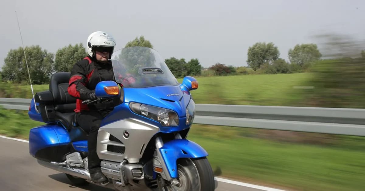 Honda Gold Wing czy warto kupić? Odkryj plusy i minusy motocykla Honda Gold Wing czy warto kupić? Odkryj plusy i minusy motocykla
