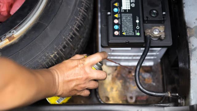 Czym smarować styki elektryczne w samochodzie, aby uniknąć awarii? Czym smarować styki elektryczne w samochodzie, aby uniknąć awarii?